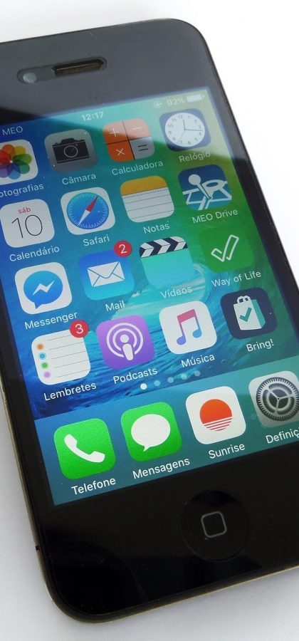 飞象老师 App 首页目录界面，手机屏幕上排列着按学段分组的课程卡片，右侧显示学习进度百分比，画面干净整洁